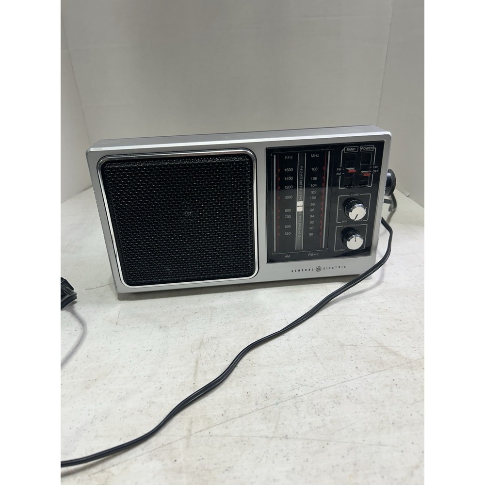 Vintage 1980's GE General‎ Electric AM/FM Portable Radio 7-2857A Works Great